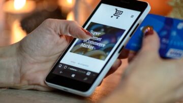 Polacy boją się o domowe budżety i robią coraz więcej zakupów przez internet