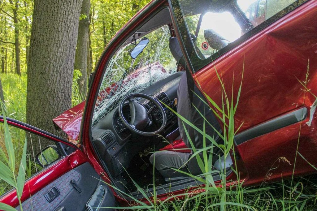 Samochód uderzył w drzewo w pobliżu Białogardu
