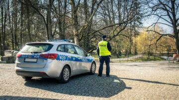 60-letni mieszkaniec Białogardu znaleziony martwy z nożyczkami wbitymi w serce