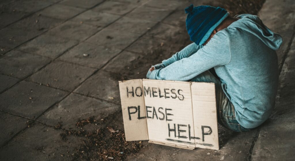 Brutalna napaść na bezdomnego w Białogardzie z powodu długu wynoszącego zaledwie 120 złotych
