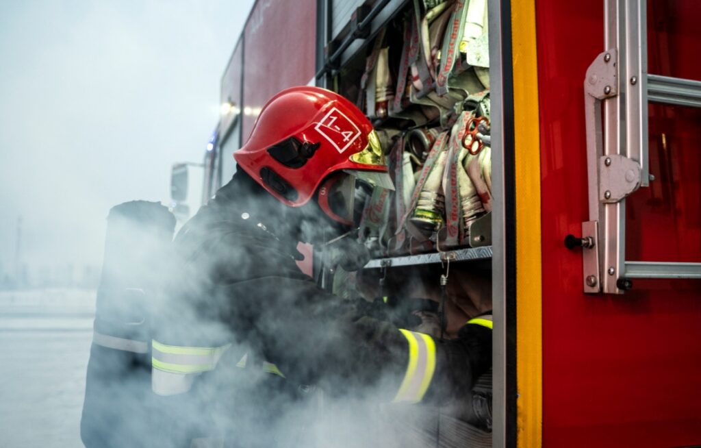 Intensywne zadymienie w pałacu Sadków: Dziewięć jednostek Straży Pożarnej zaangażowanych w akcję ratowniczą