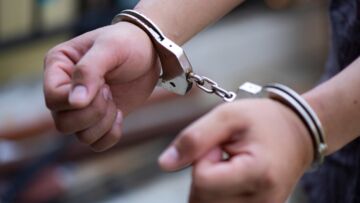 Agresywny pacjent powstrzymywany przez ratowników medycznych trafia do aresztu