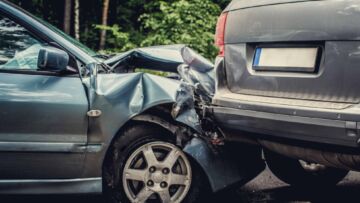 W Białogardzie 63-letni kierowca Peugeota spowodował kolizję z Mercedesem, myląc pedały