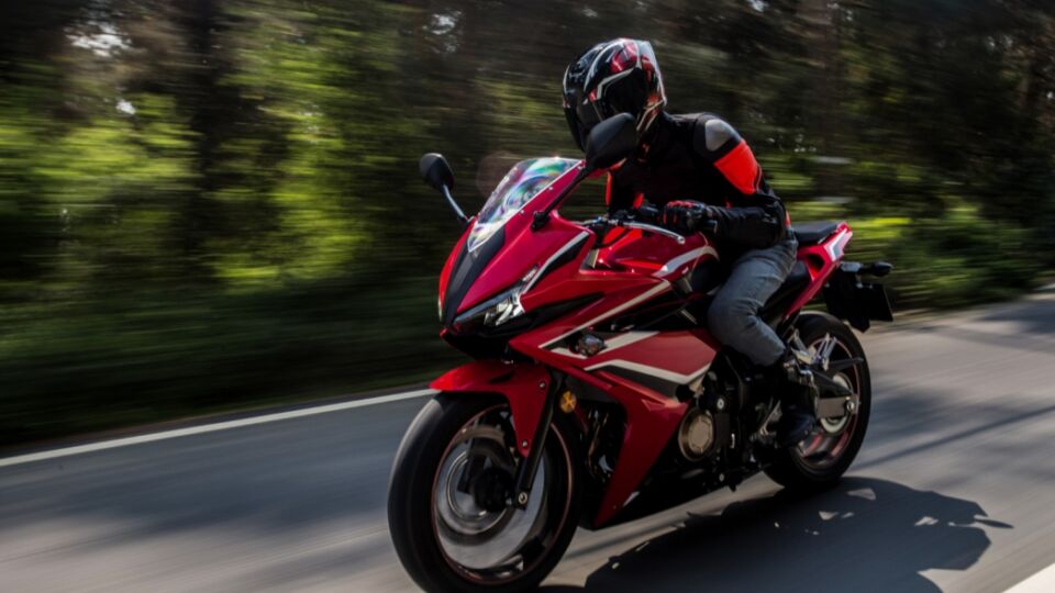 Niezwykle smutne wydarzenie na drodze powiatowej nieopodal Białogardu – śmiertelny wypadek motocyklisty